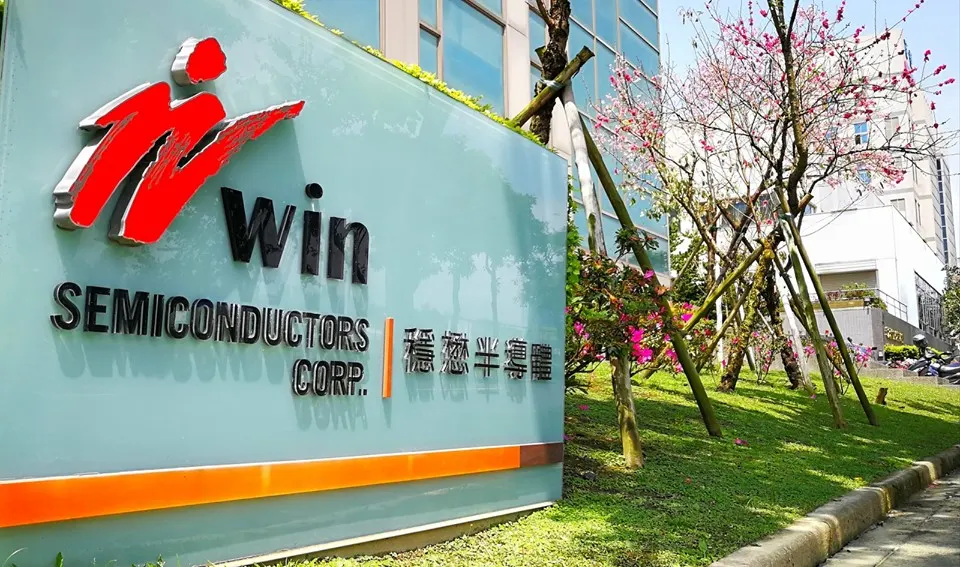 萬傳媒快訊 : 穩懋開盤即漲停 到底漲什麼?