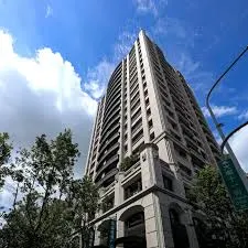 萬傳媒快訊：富宇地產躍升中部首檔百元股